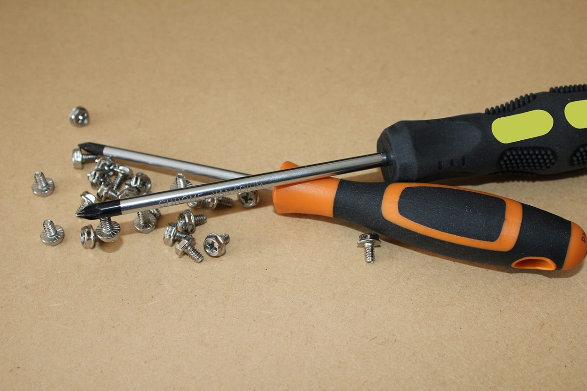 Jak postąpić, gdy sprzęt AGD odmawiają posłuszeństwa – lodówka nie chłodzi, pralka cieknie?